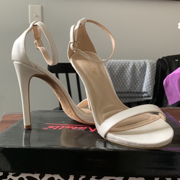 Anne Michelle Heels - Picture 2 of 3